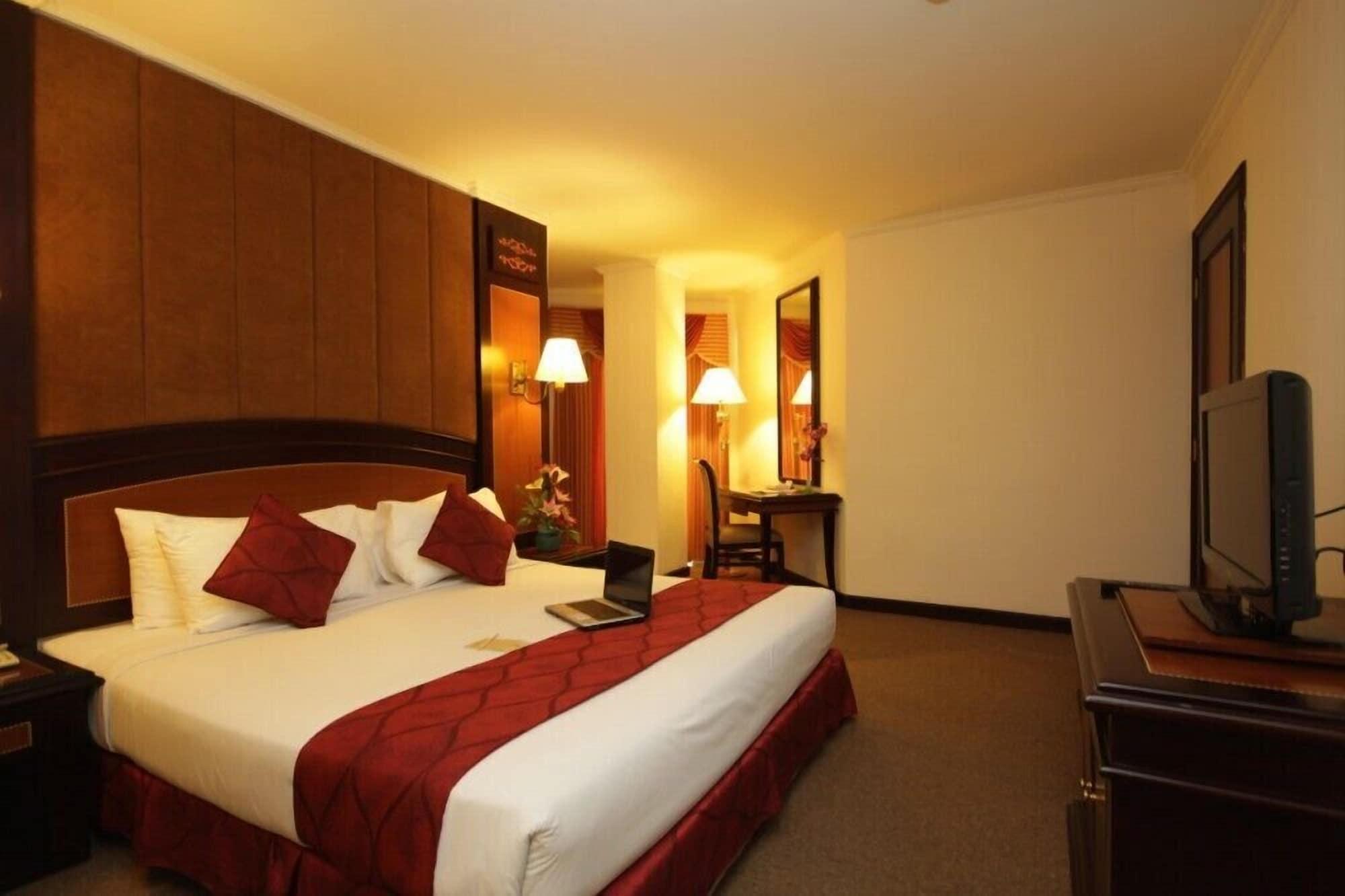 Hotel Kaisar Giacarta Esterno foto