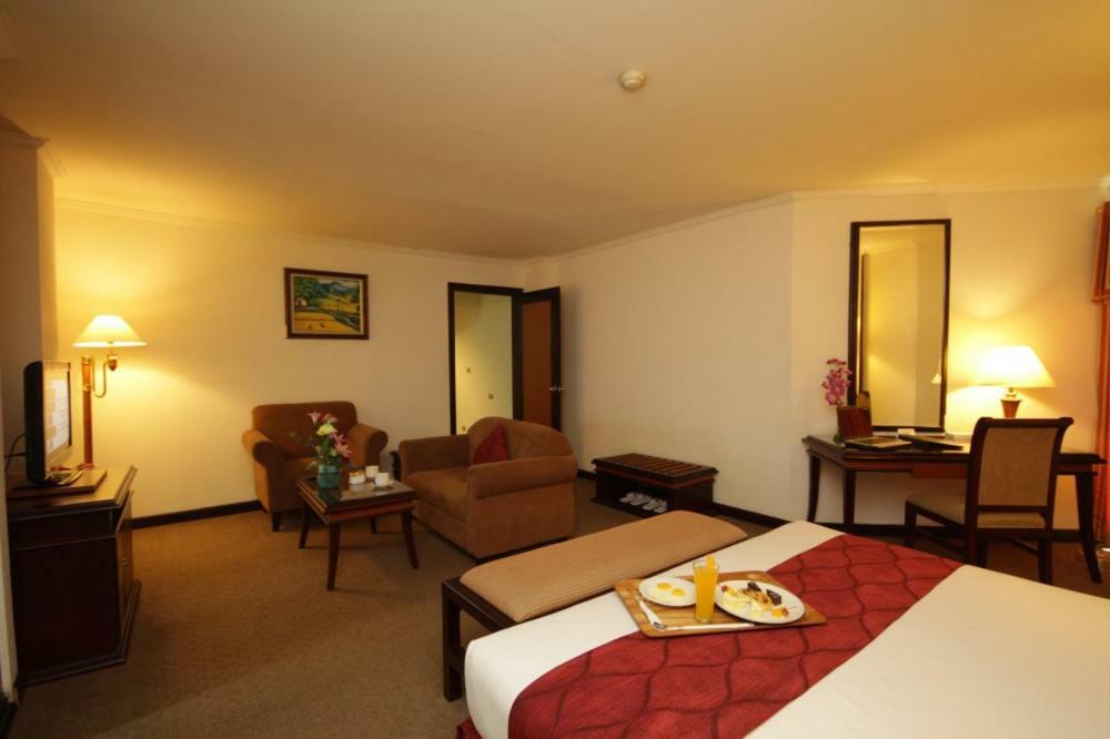 Hotel Kaisar Giacarta Esterno foto